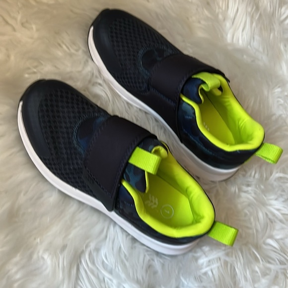 All in motion kids shoes 👟 - Picture 2 of 7